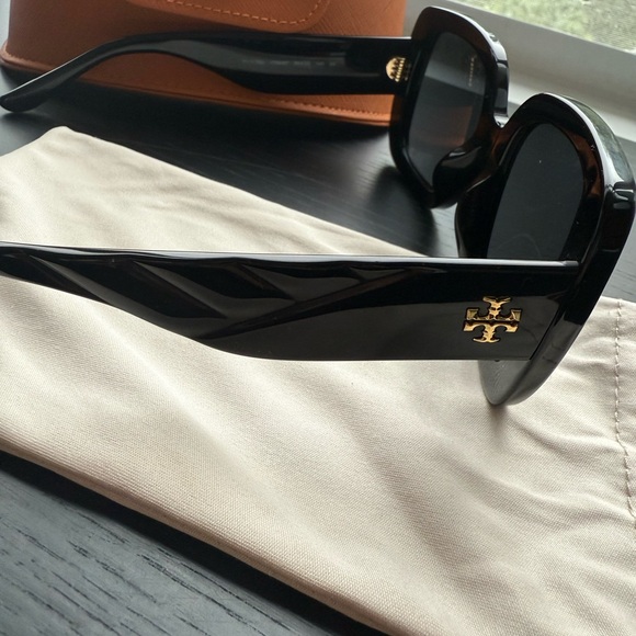 Tory Burch Black Sunglasses - Picture 4 of 10